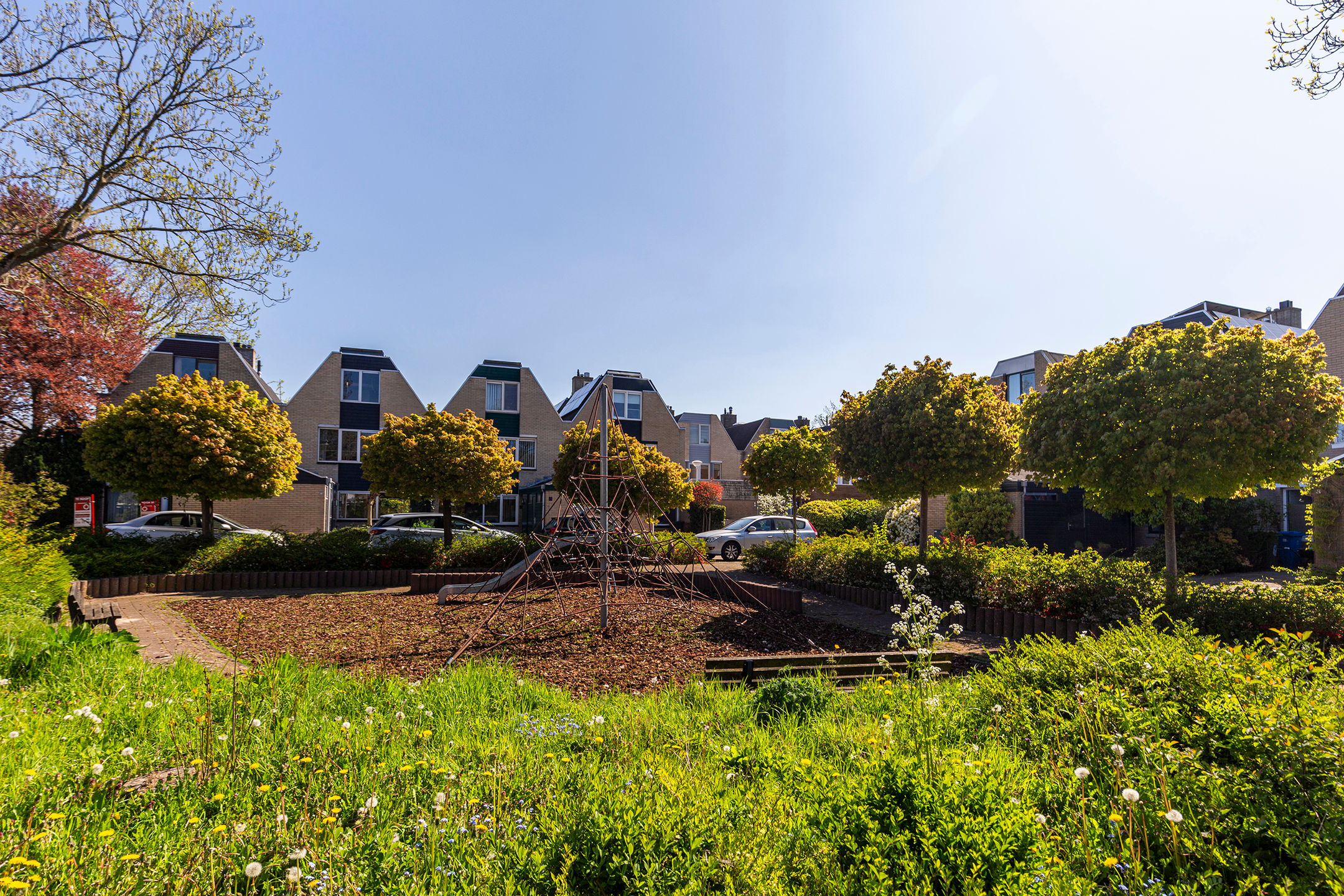Spacious Terraced House with Four Bedrooms in Popular Koningshof Neighborhood — 45