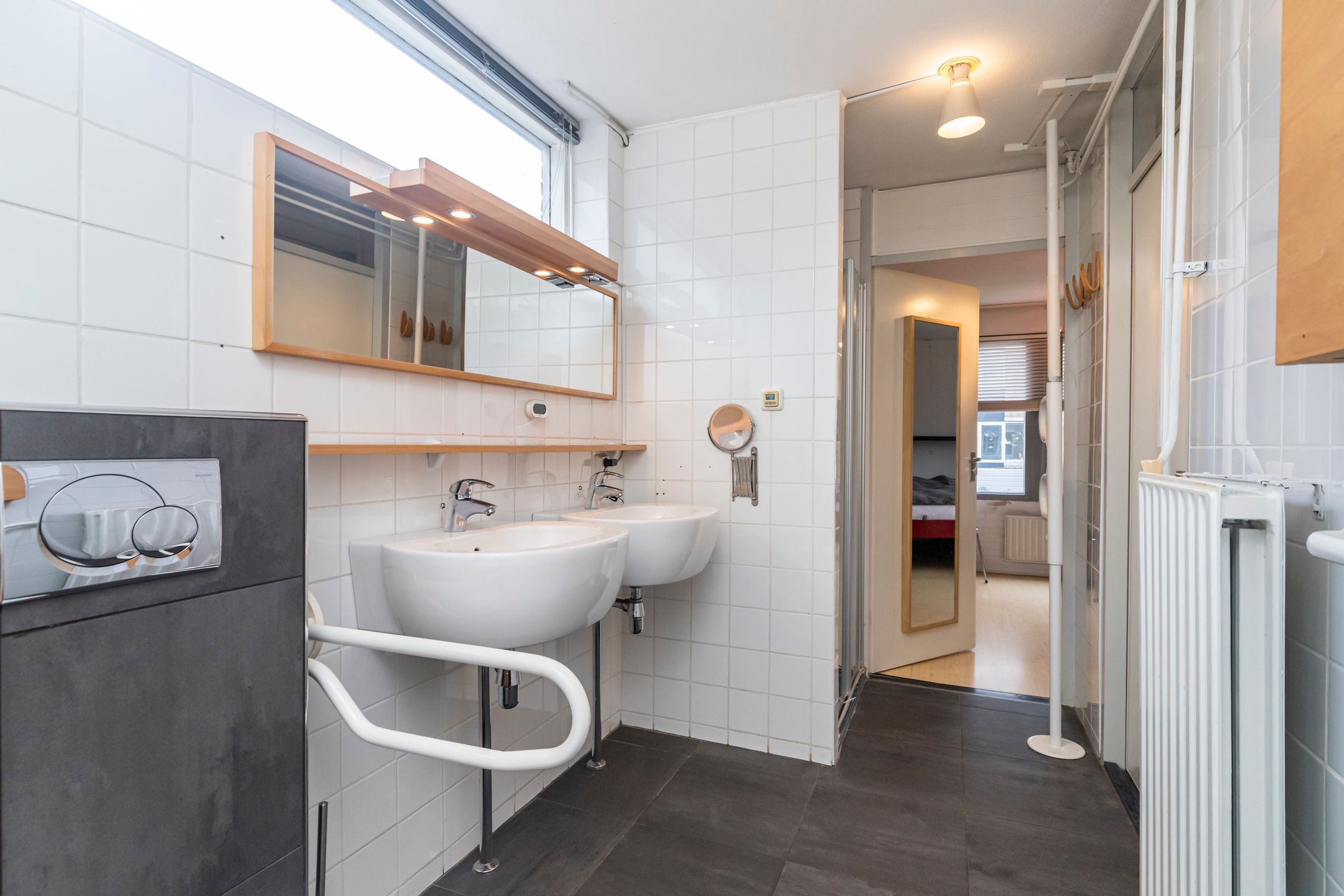Spacious Terraced House with Four Bedrooms in Popular Koningshof Neighborhood — 22