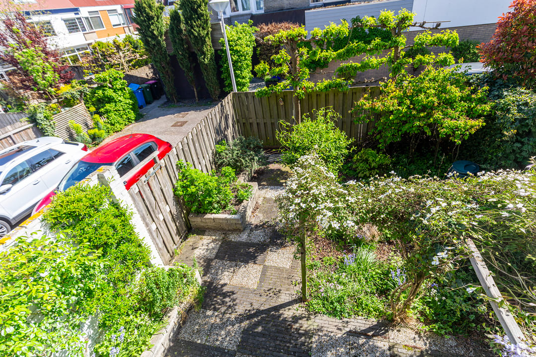 Spacious Terraced House with Four Bedrooms in Popular Koningshof Neighborhood — 43