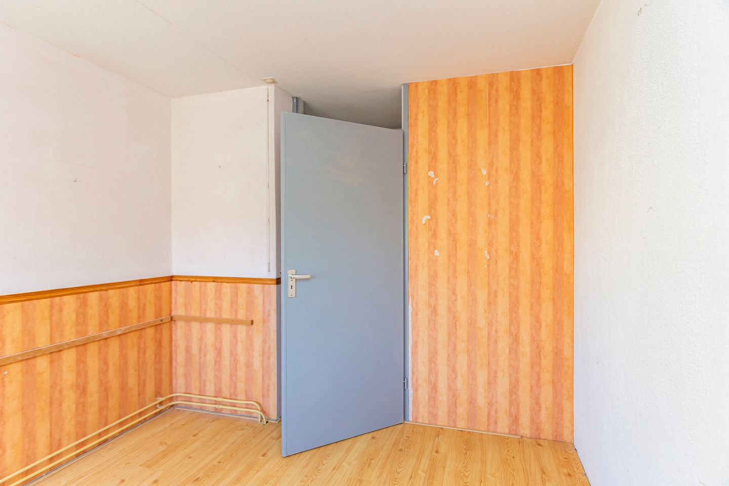 Spacious Terraced House with Four Bedrooms in Popular Koningshof Neighborhood — 27
