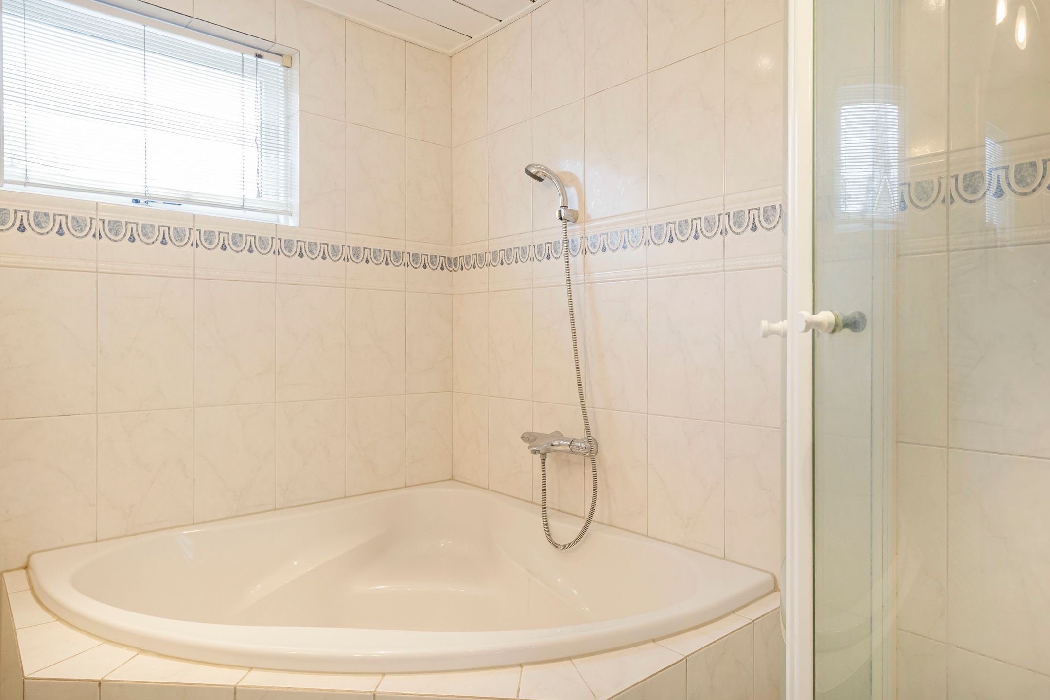 Photo 27 of Dissel 10