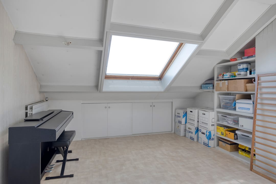 Surprisingly spacious semi-detached house with four bedrooms and west-facing garden — 28