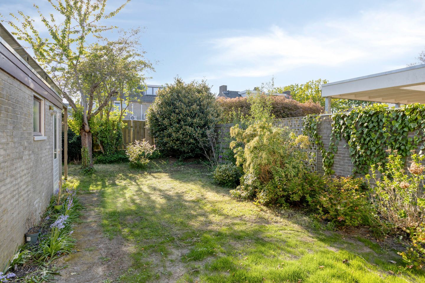 Surprisingly spacious semi-detached house with four bedrooms and west-facing garden — 29