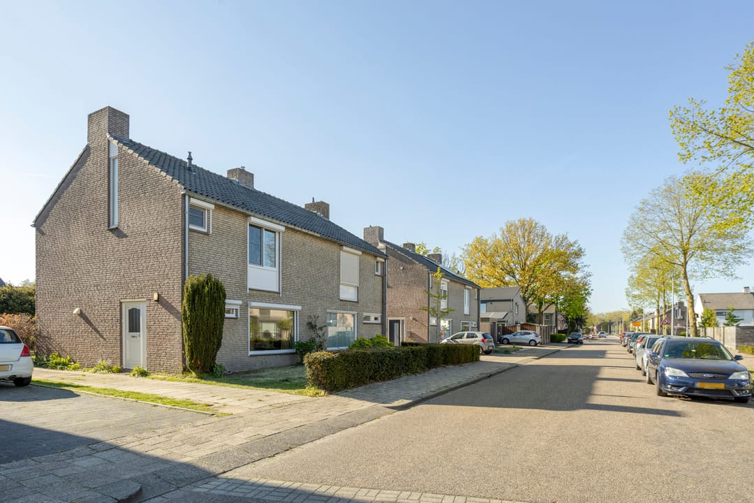 Surprisingly spacious semi-detached house with four bedrooms and west-facing garden — 31