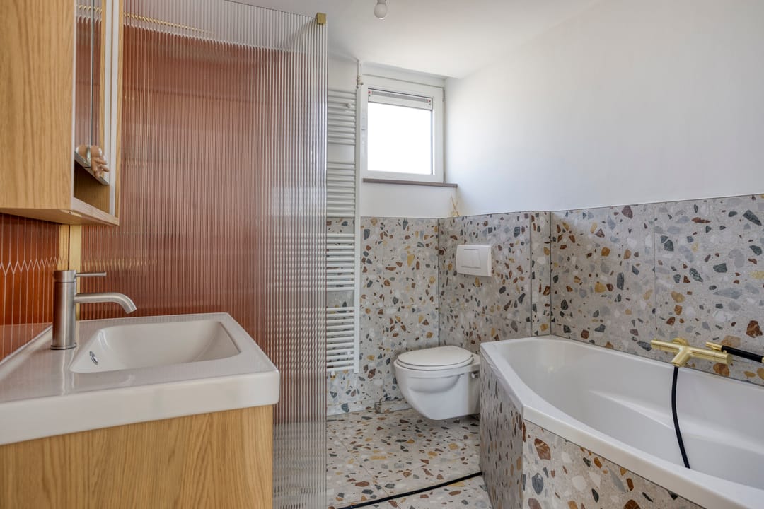 Surprisingly spacious semi-detached house with four bedrooms and west-facing garden — 22