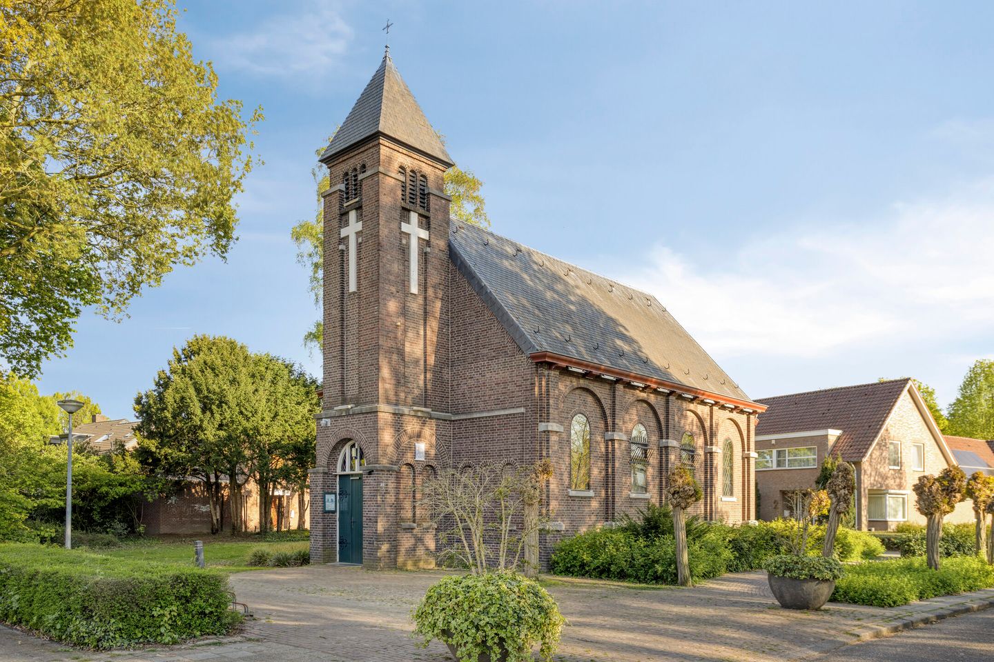 Surprisingly spacious semi-detached house with four bedrooms and west-facing garden — 34