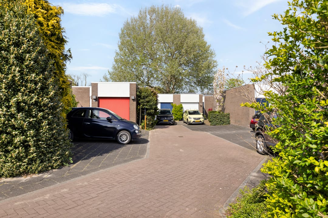 Spacious Bungalow with Deep Backyard Adjacent to Park in Harmelen — 38