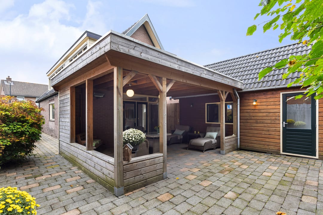 Modernized 1930s Detached Home with Garage, Veranda and South-Facing Garden — 16