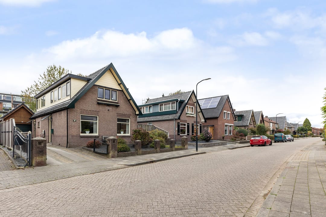 Modernized 1930s Detached Home with Garage, Veranda and South-Facing Garden — 43