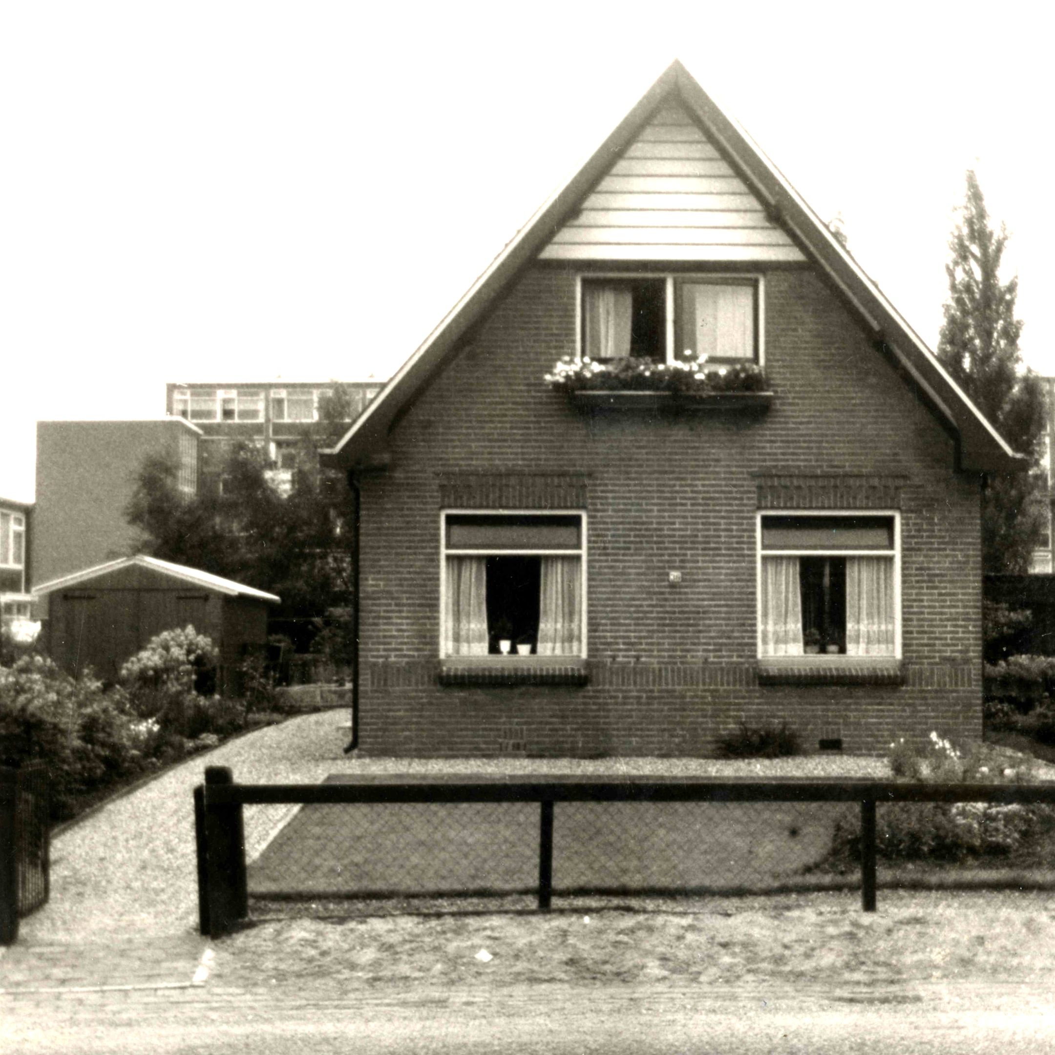 Modernized 1930s Detached Home with Garage, Veranda and South-Facing Garden — 42