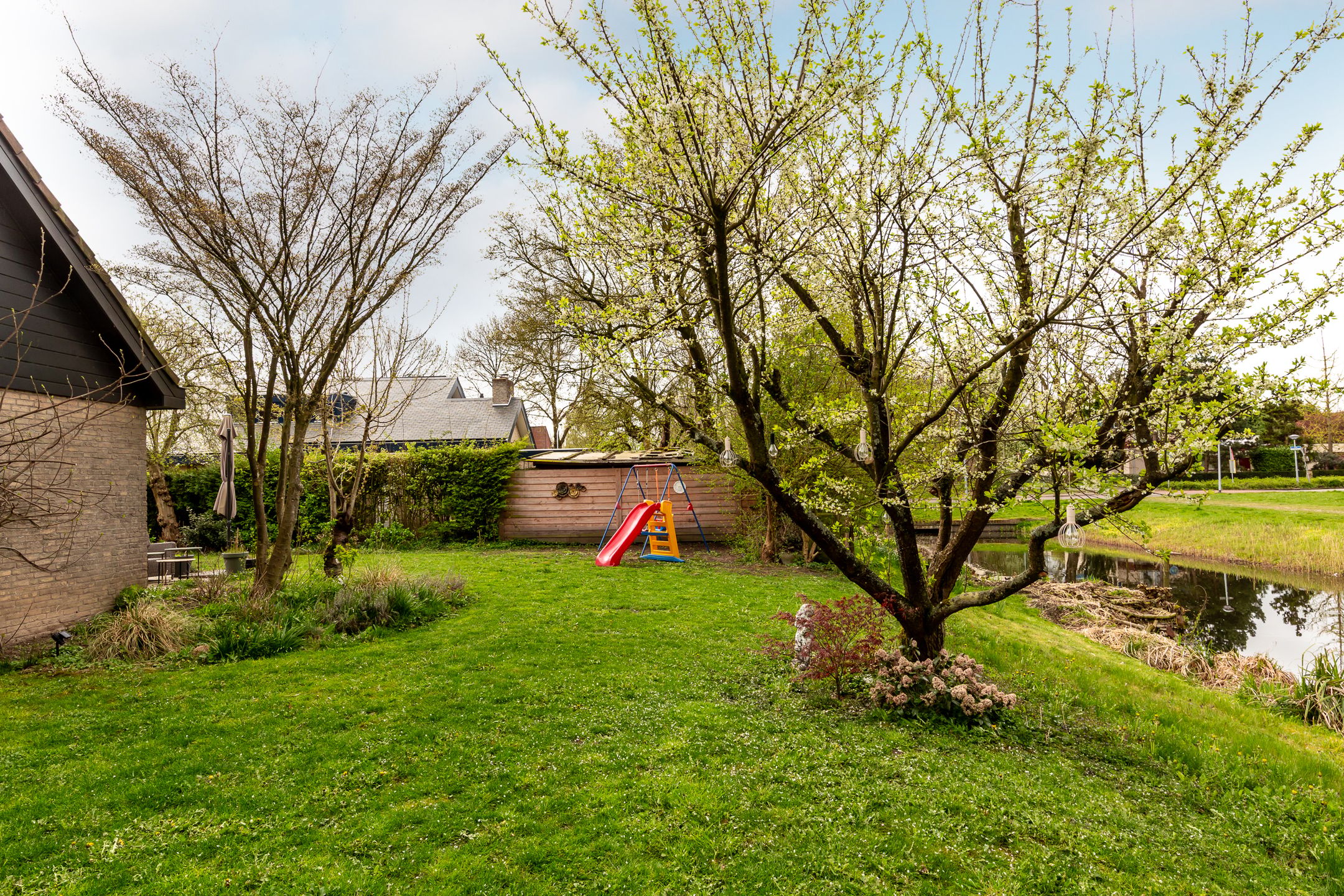 Spacious detached villa with ground floor bedroom and bathroom in sought-after Lelystad neighborhood — 42