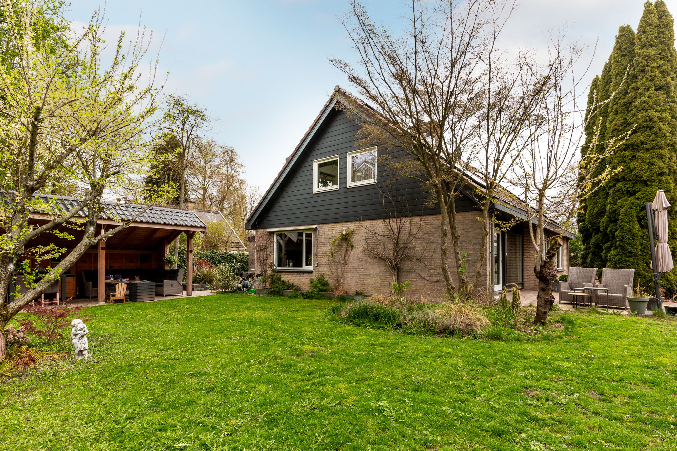 Spacious detached villa with ground floor bedroom and bathroom in sought-after Lelystad neighborhood — 39