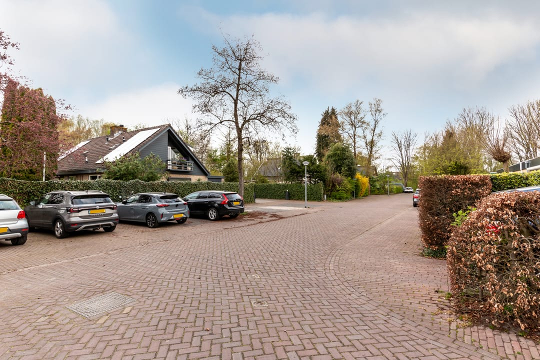Spacious detached villa with ground floor bedroom and bathroom in sought-after Lelystad neighborhood — 46