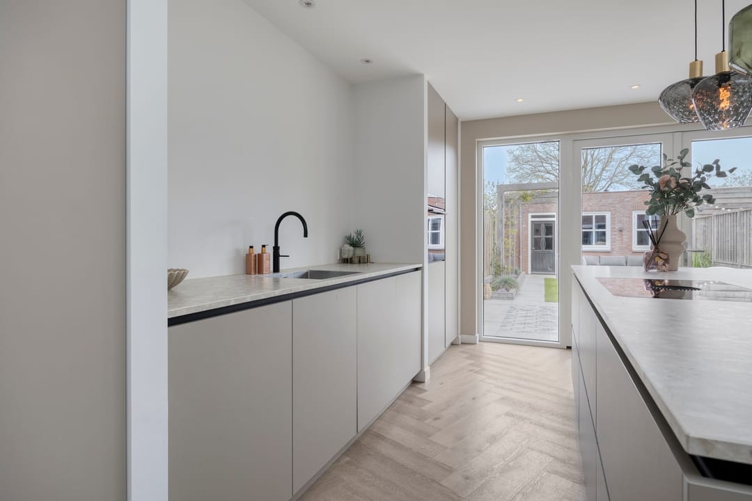 Luxury Modernised Terraced Home with Versatile Outbuilding — 17
