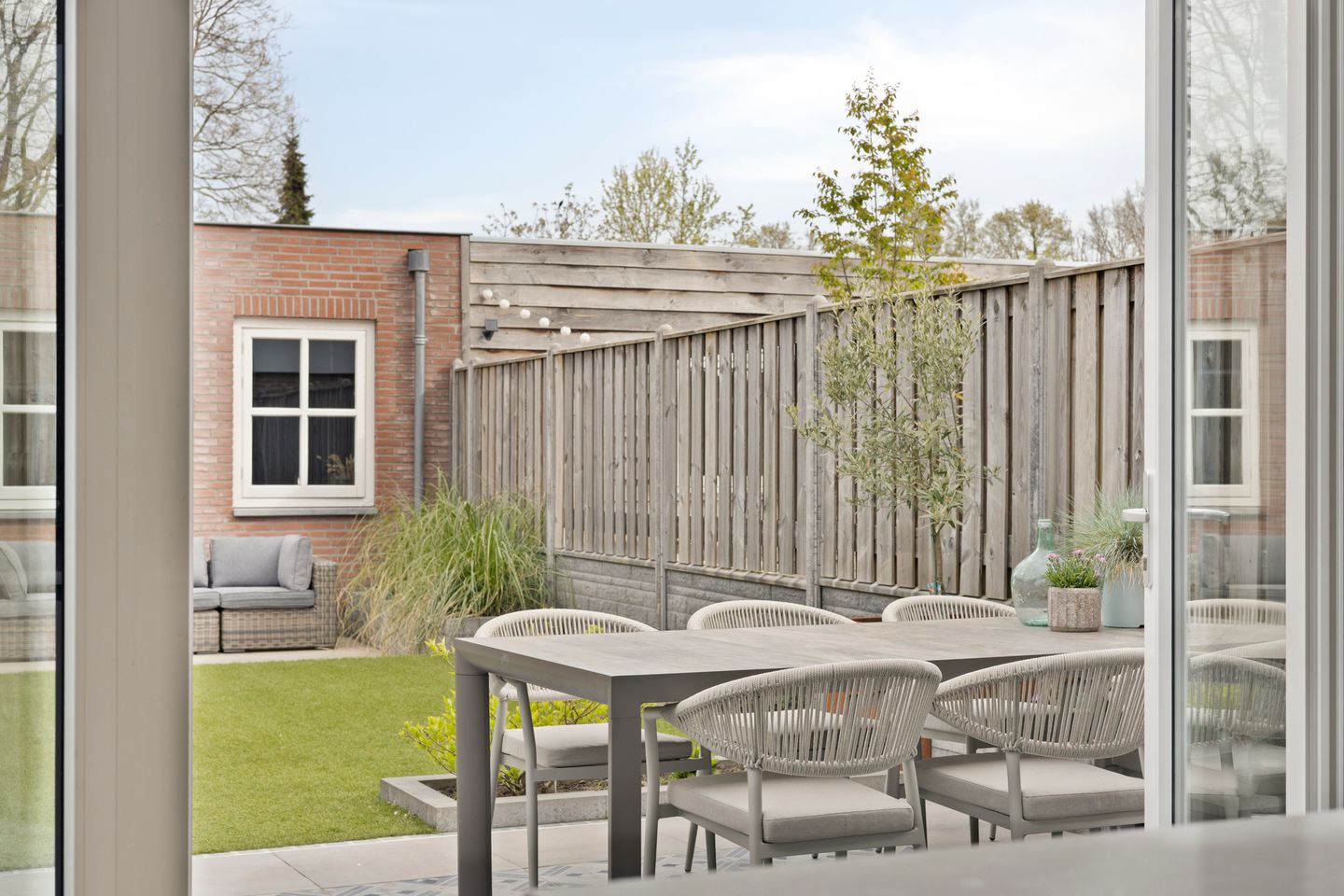 Luxury Modernised Terraced Home with Versatile Outbuilding — 35