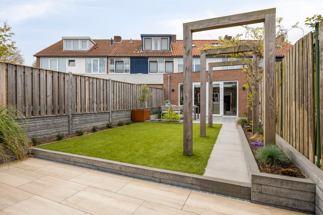 Luxury Modernised Terraced Home with Versatile Outbuilding — 37