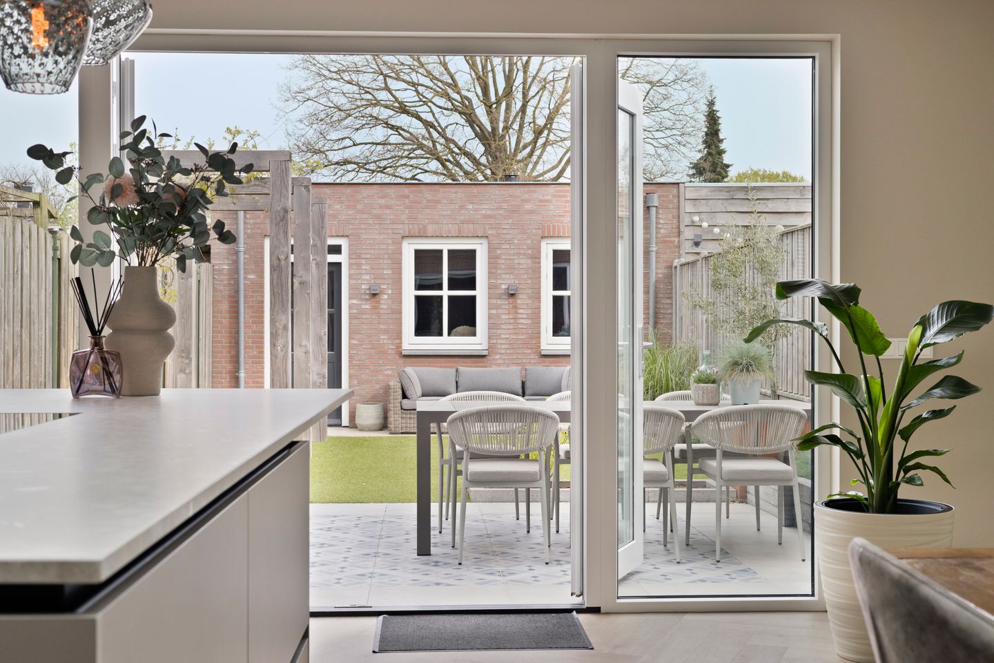 Luxury Modernised Terraced Home with Versatile Outbuilding — 34