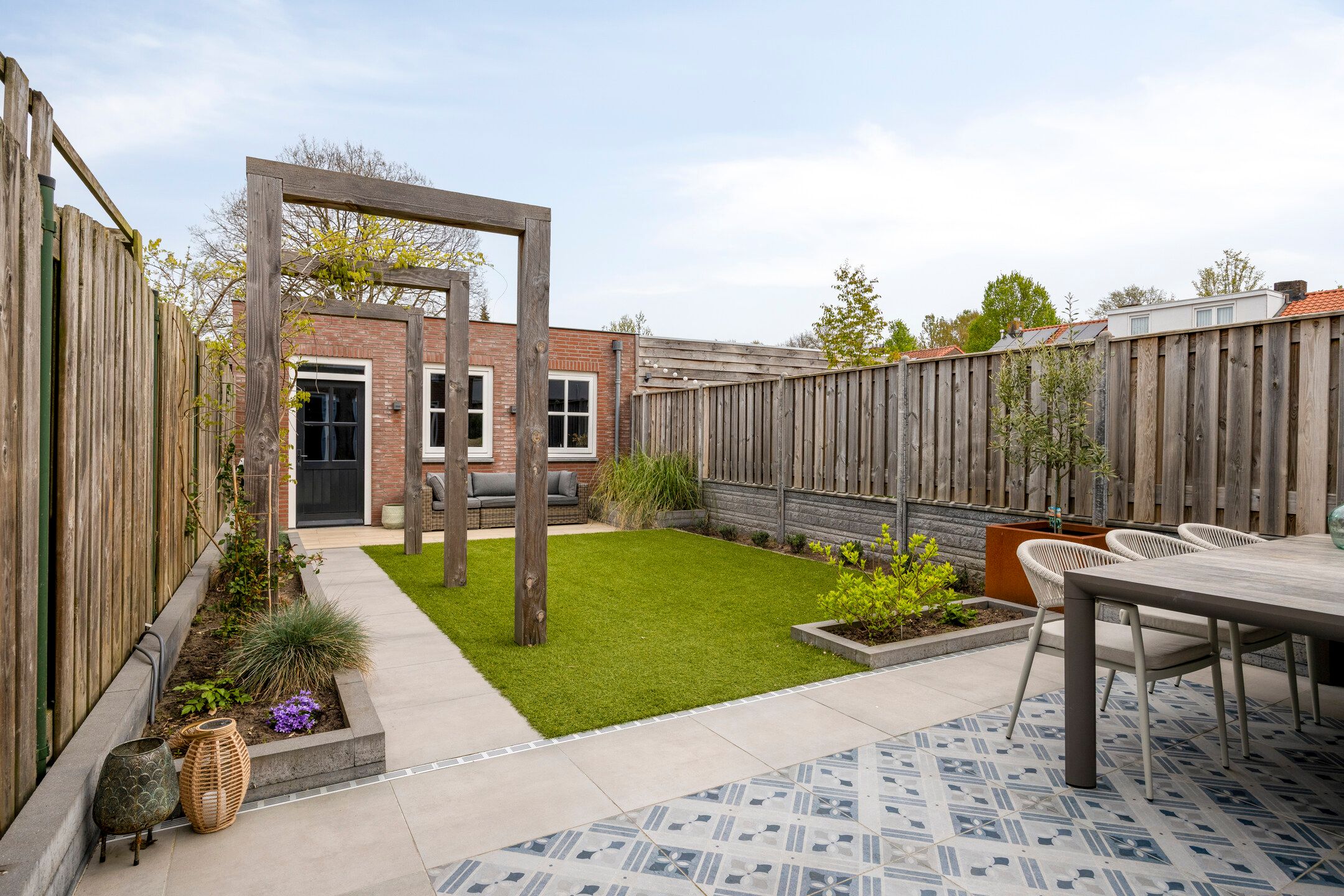 Luxury Modernised Terraced Home with Versatile Outbuilding — 36