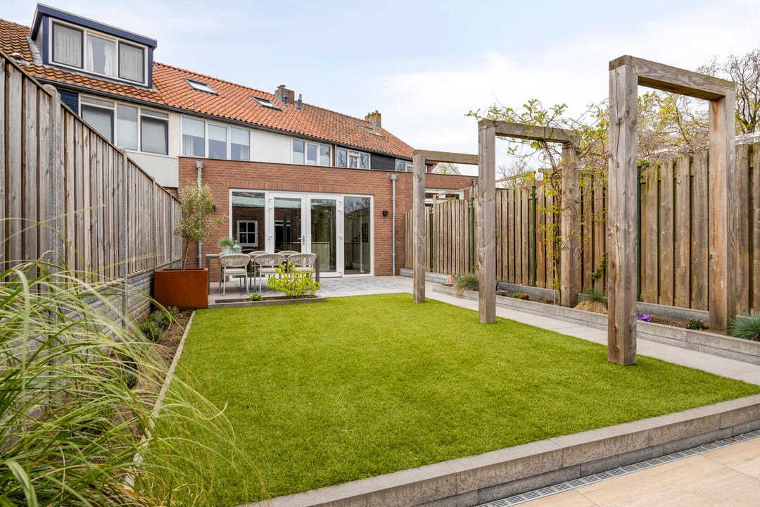 Luxury Modernised Terraced Home with Versatile Outbuilding — 38