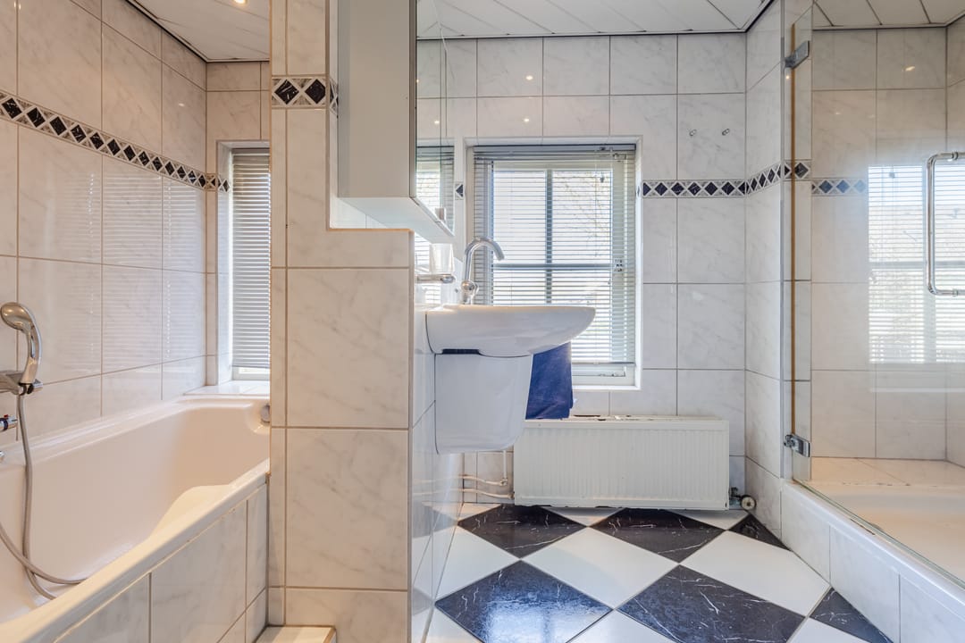 Spacious semi-detached home with generous garden in desirable Lochem-Oost — 31