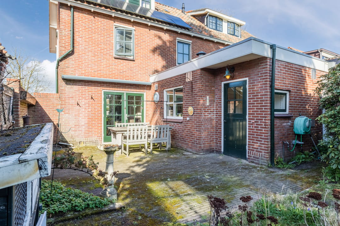 Spacious semi-detached home with generous garden in desirable Lochem-Oost — 43