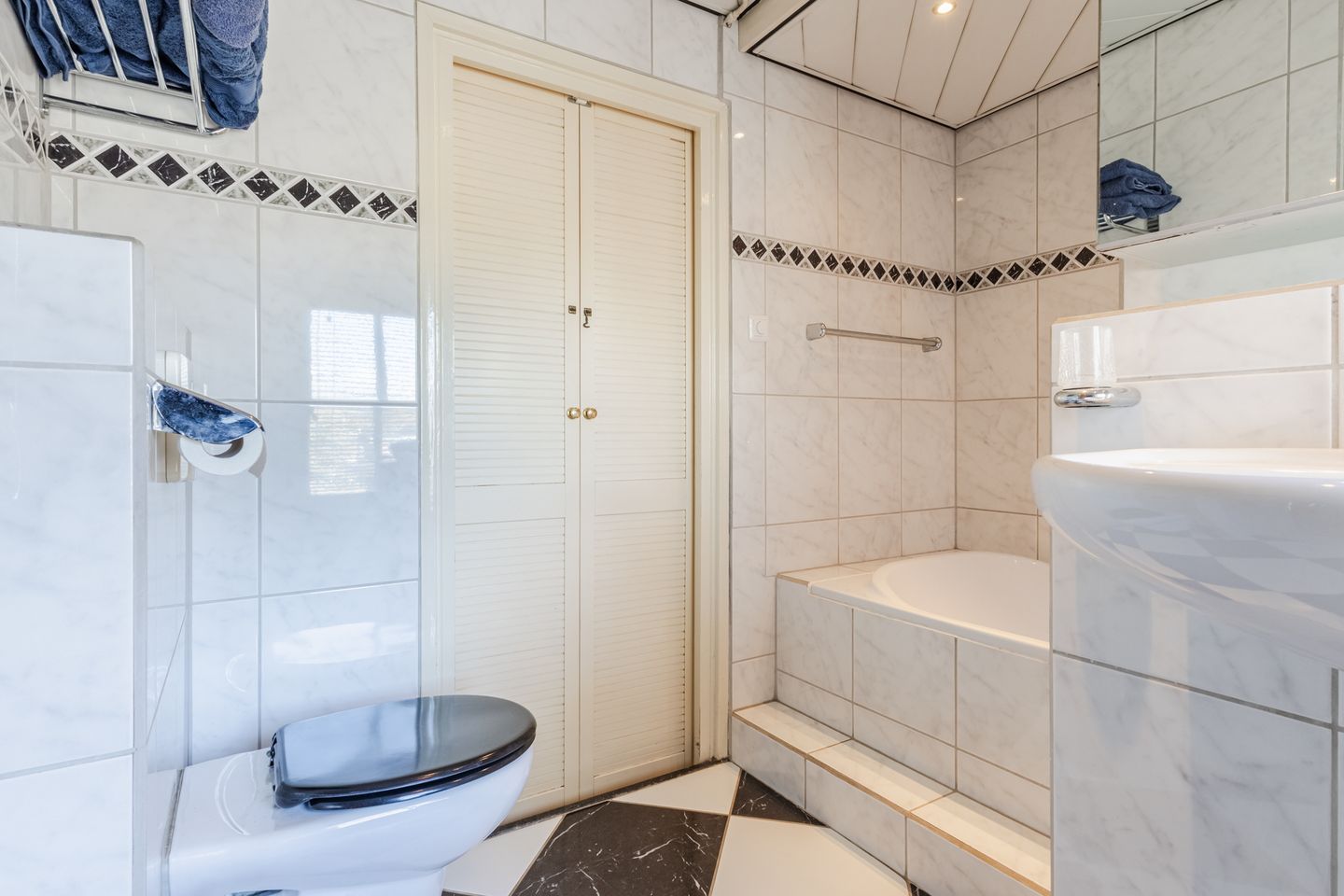 Spacious semi-detached home with generous garden in desirable Lochem-Oost — 34