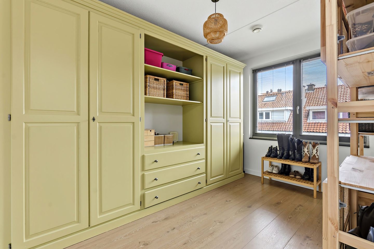 Modern family home with 5 bedrooms near Scheveningen harbour — 29