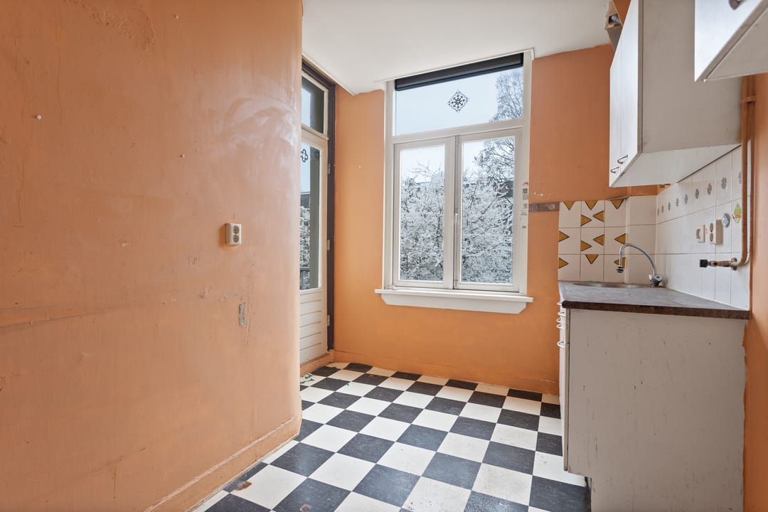 Characterful Waterfront Apartment with High Ceilings in Oud-West — 23