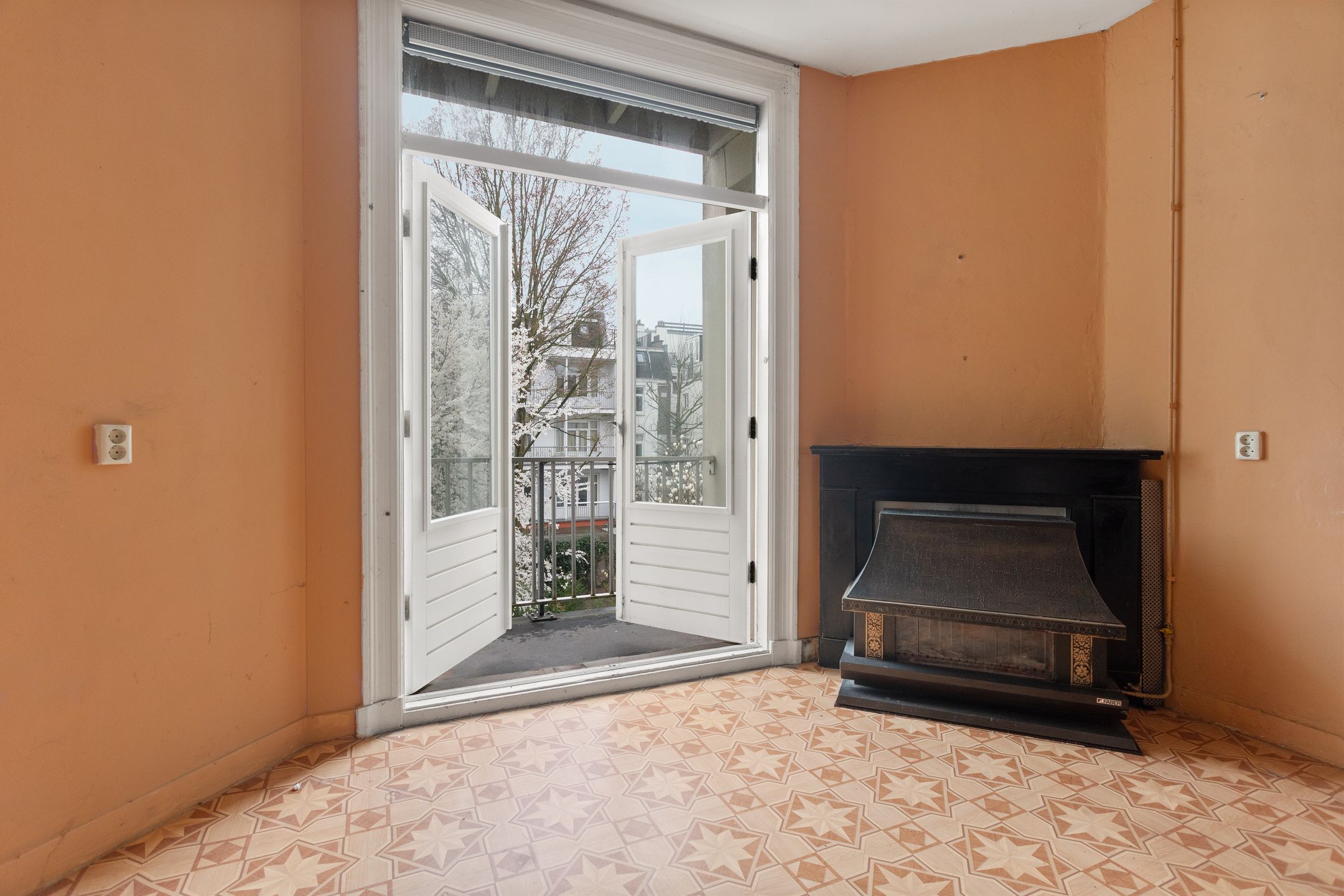 Characterful Waterfront Apartment with High Ceilings in Oud-West — 27