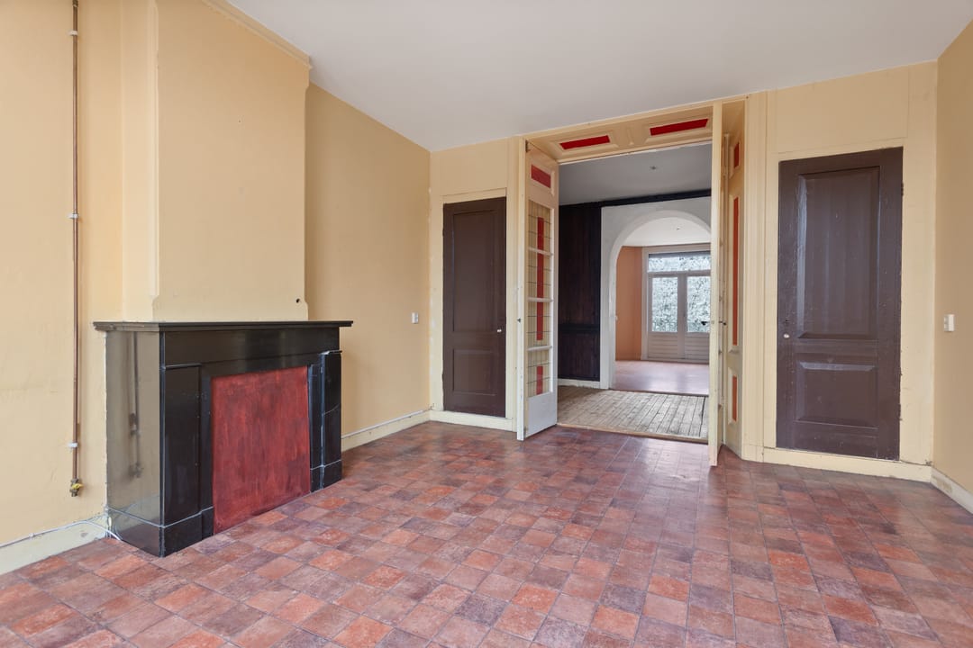 Characterful Waterfront Apartment with High Ceilings in Oud-West — 16