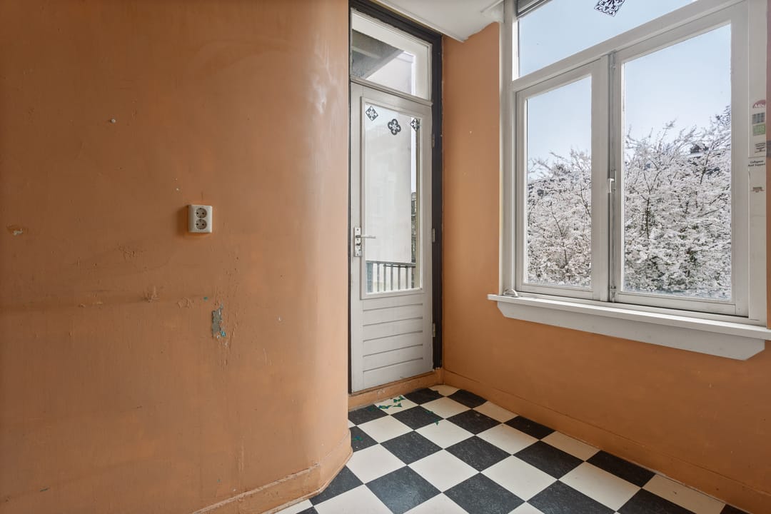 Characterful Waterfront Apartment with High Ceilings in Oud-West — 26