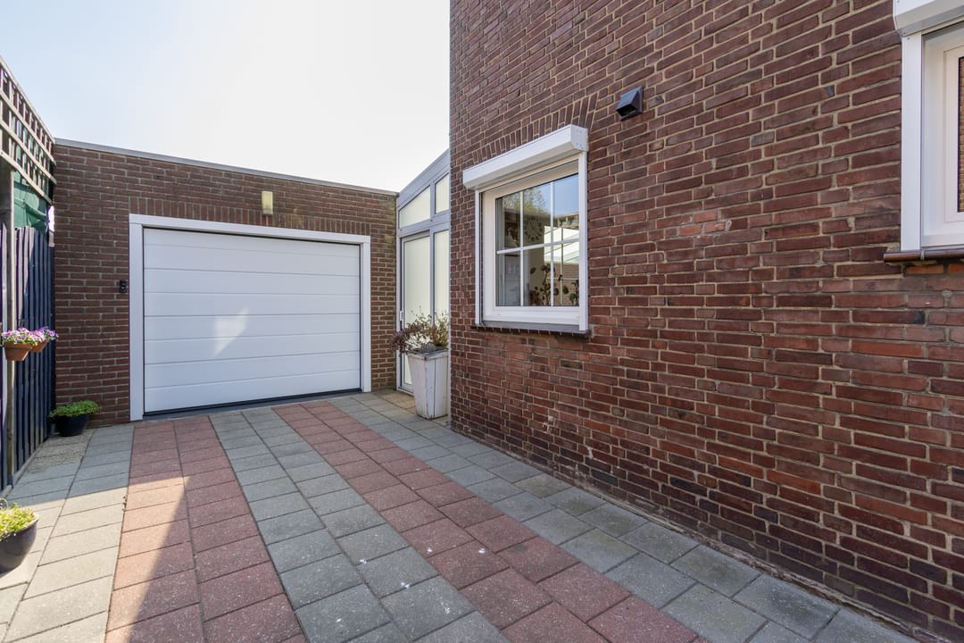 Charming Semi-Detached Family Home with Spacious Garden in Leuken — 38