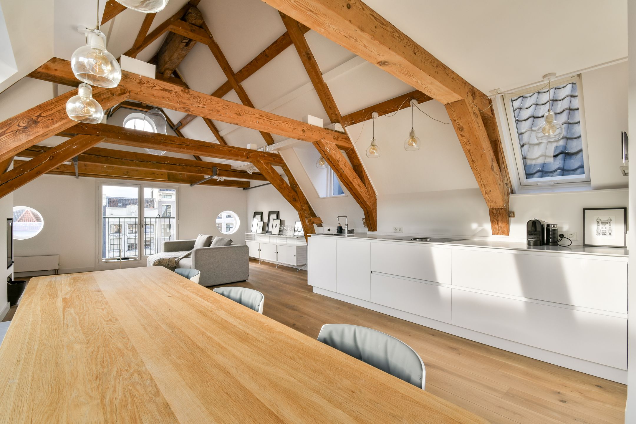 Stylish Turn-Key Apartment on Herengracht with Canal Views — 9
