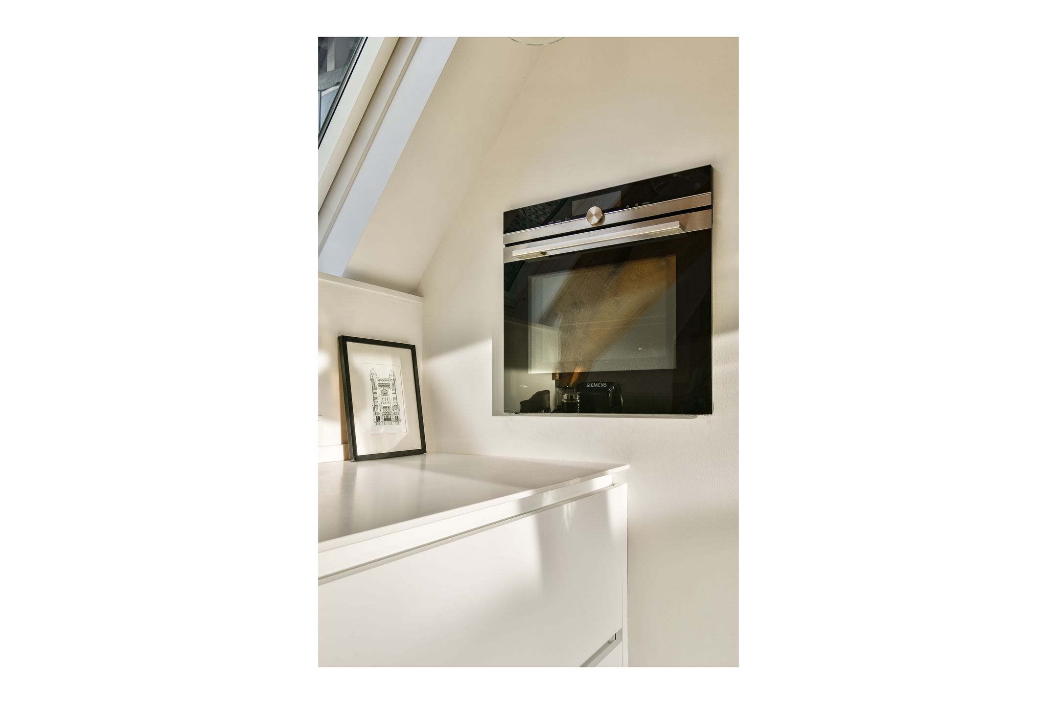 Stylish Turn-Key Apartment on Herengracht with Canal Views — 12