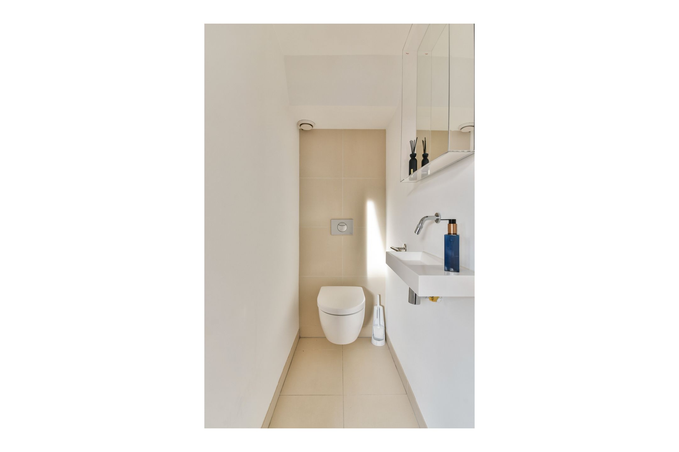 Stylish Turn-Key Apartment on Herengracht with Canal Views — 18