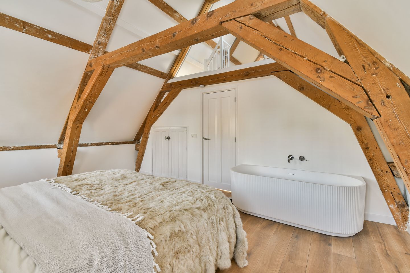 Stylish Turn-Key Apartment on Herengracht with Canal Views — 14