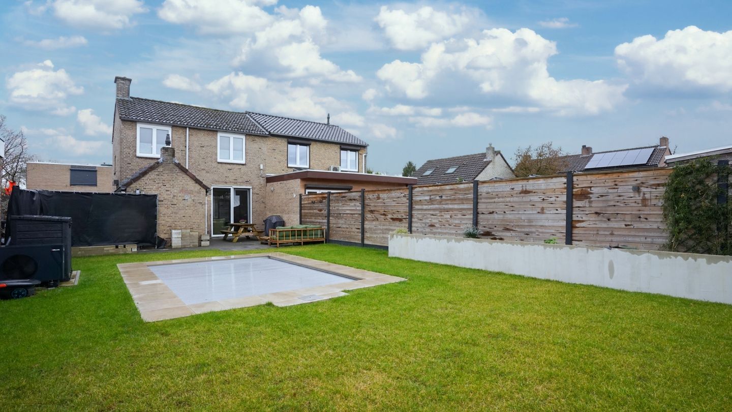 Well-Maintained Semi-Detached House with Swimming Pool in Quiet Residential Area Near Nature — 20