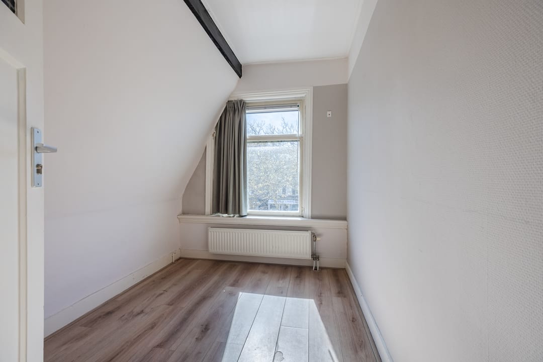 Spacious upper apartment with roof terrace in Valkenboskwartier — 22