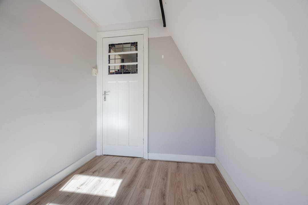 Spacious upper apartment with roof terrace in Valkenboskwartier — 23