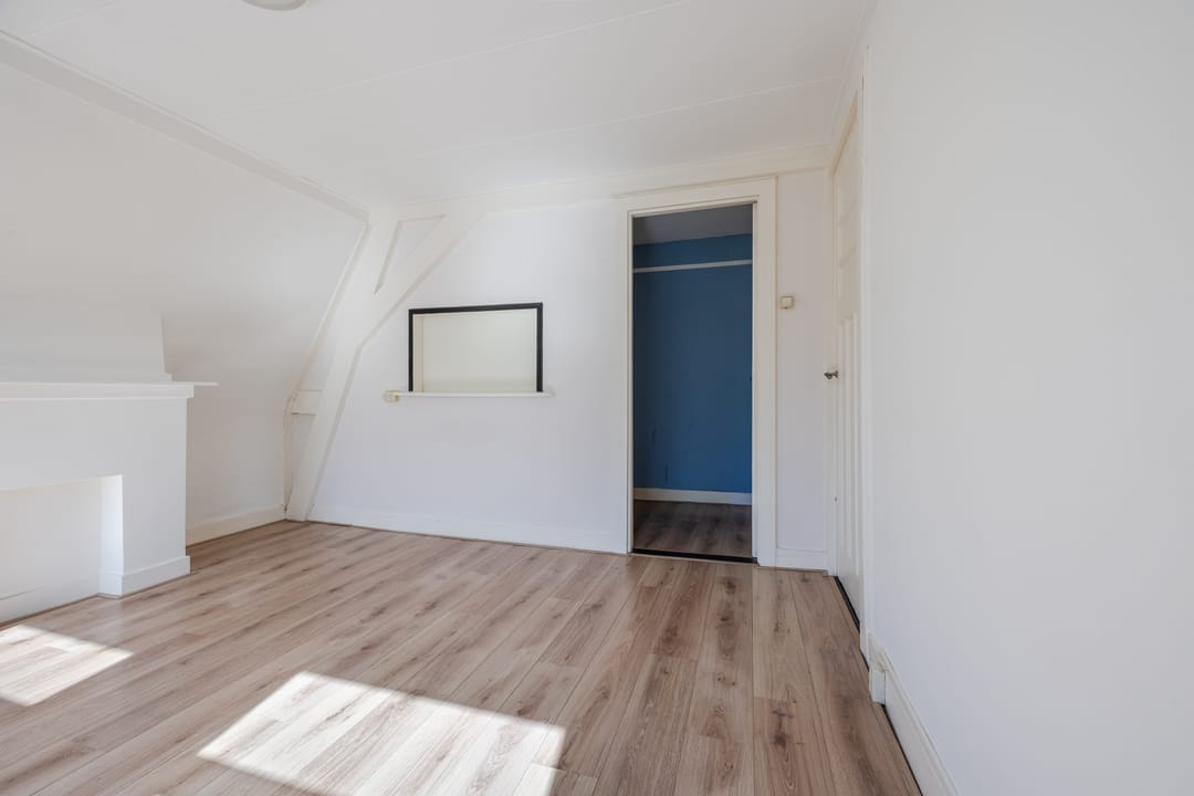 Spacious upper apartment with roof terrace in Valkenboskwartier — 26