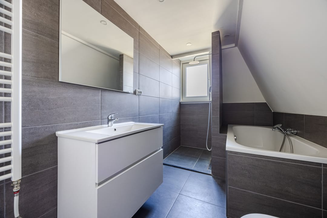 Spacious upper apartment with roof terrace in Valkenboskwartier — 32
