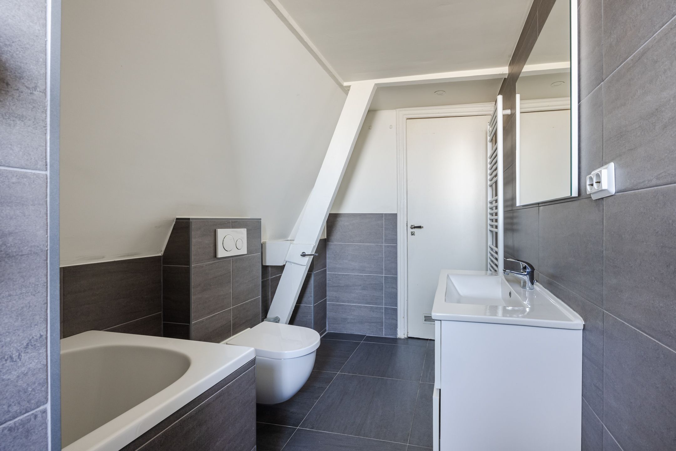 Spacious upper apartment with roof terrace in Valkenboskwartier — 33