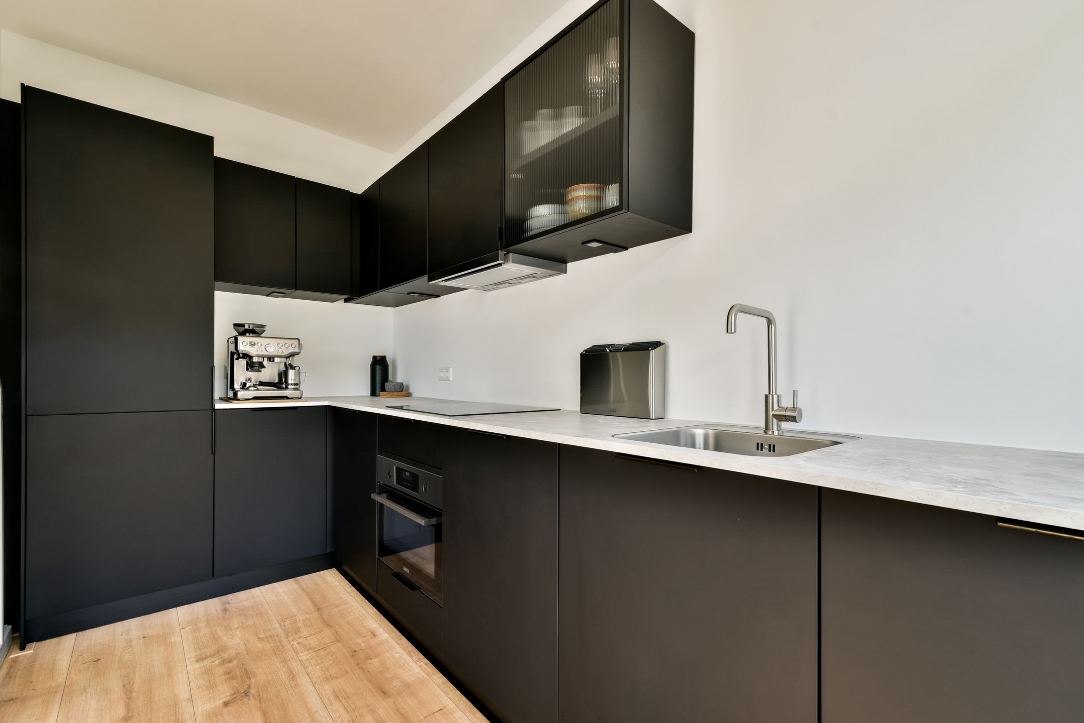 Renovated 3-Bedroom Apartment with Two Balconies in Amsterdam West — 12