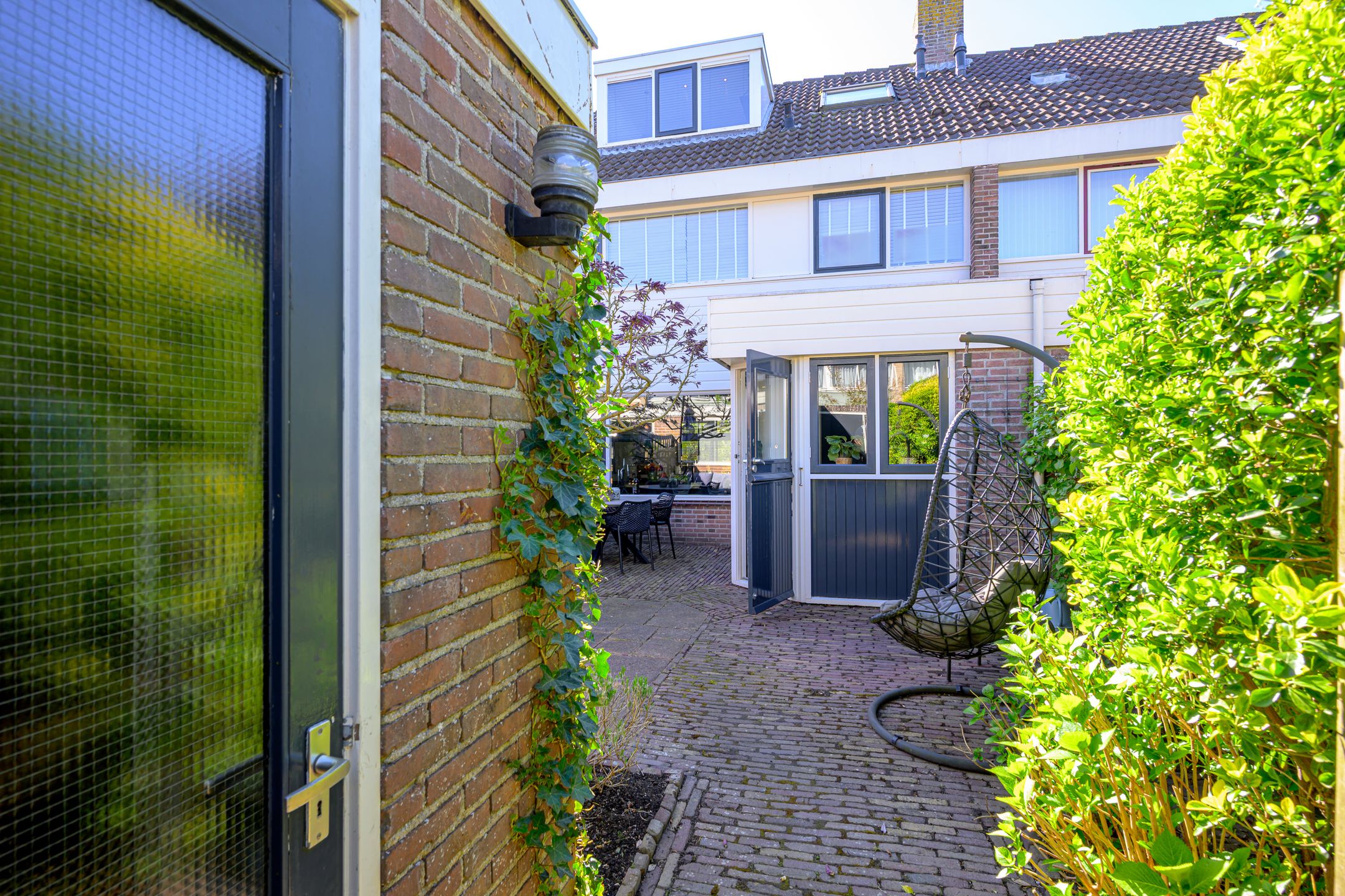 Spacious Family Home with Free View and 4 Bedrooms in Child-Friendly Neighborhood — 15
