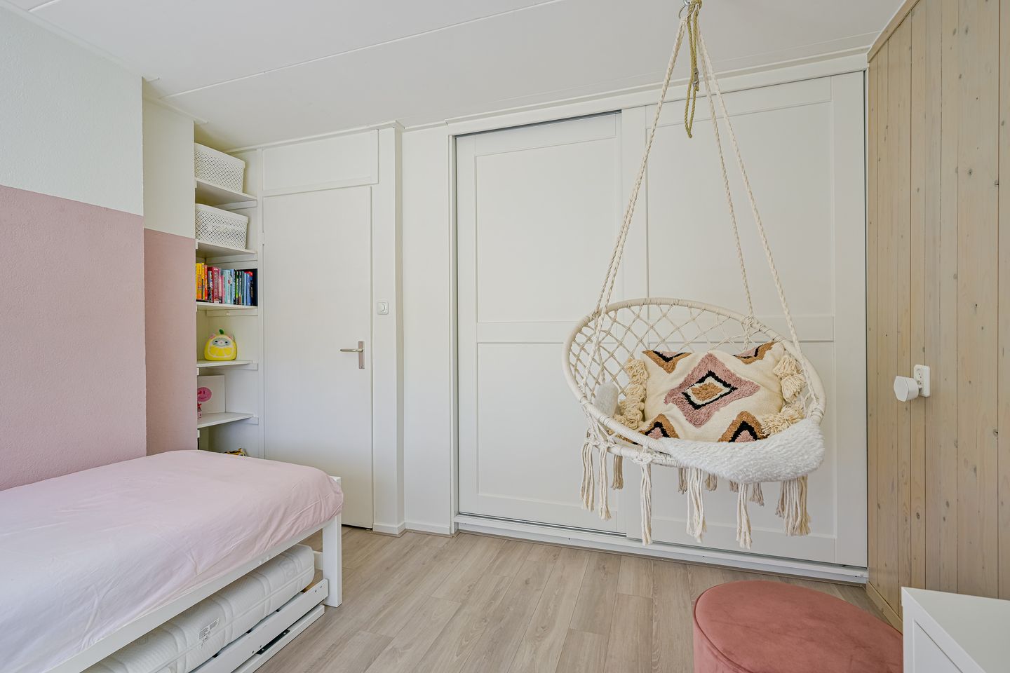 Spacious Family Home with Free View and 4 Bedrooms in Child-Friendly Neighborhood — 29