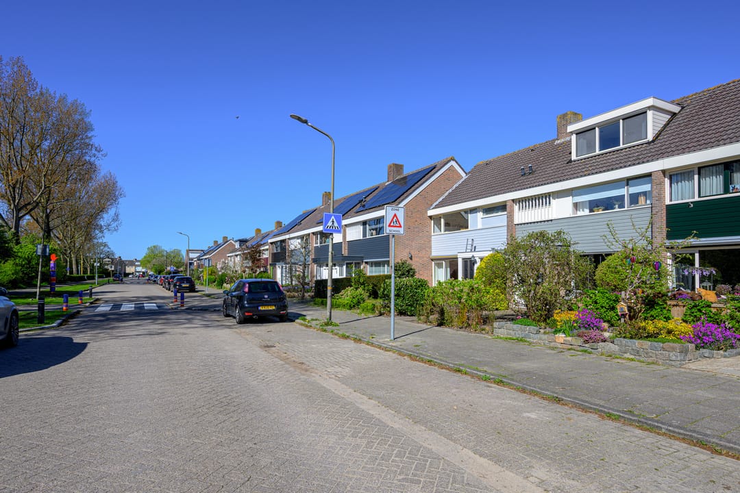 Spacious Family Home with Free View and 4 Bedrooms in Child-Friendly Neighborhood — 41