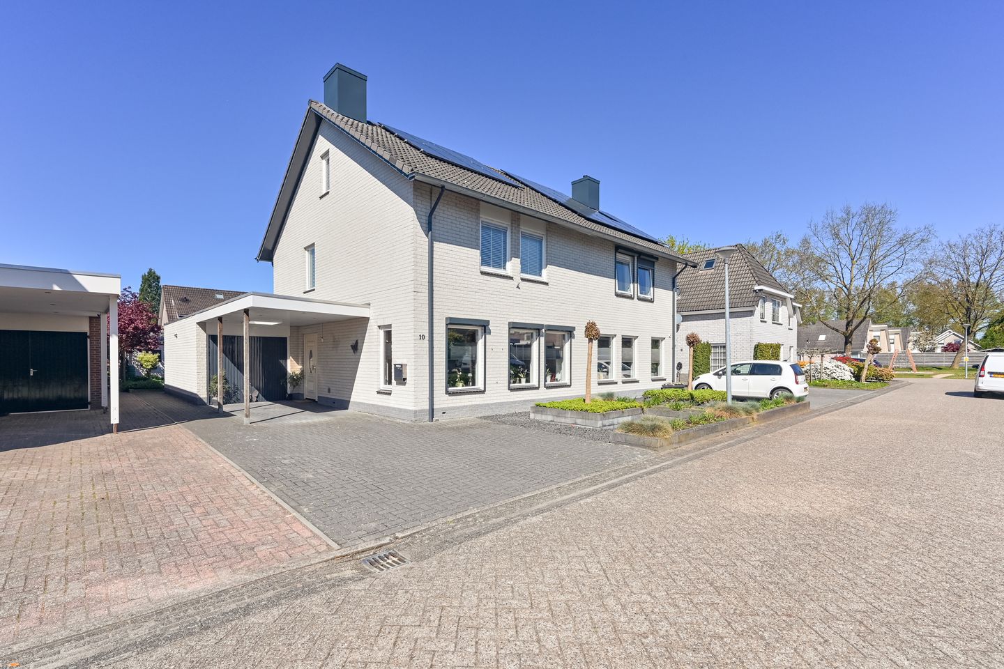 Foto 5 van Purperreiger 10