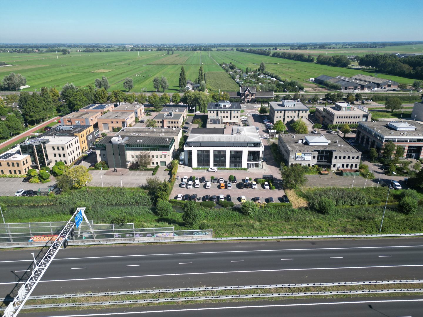 View photo 2 of Stationspark 450