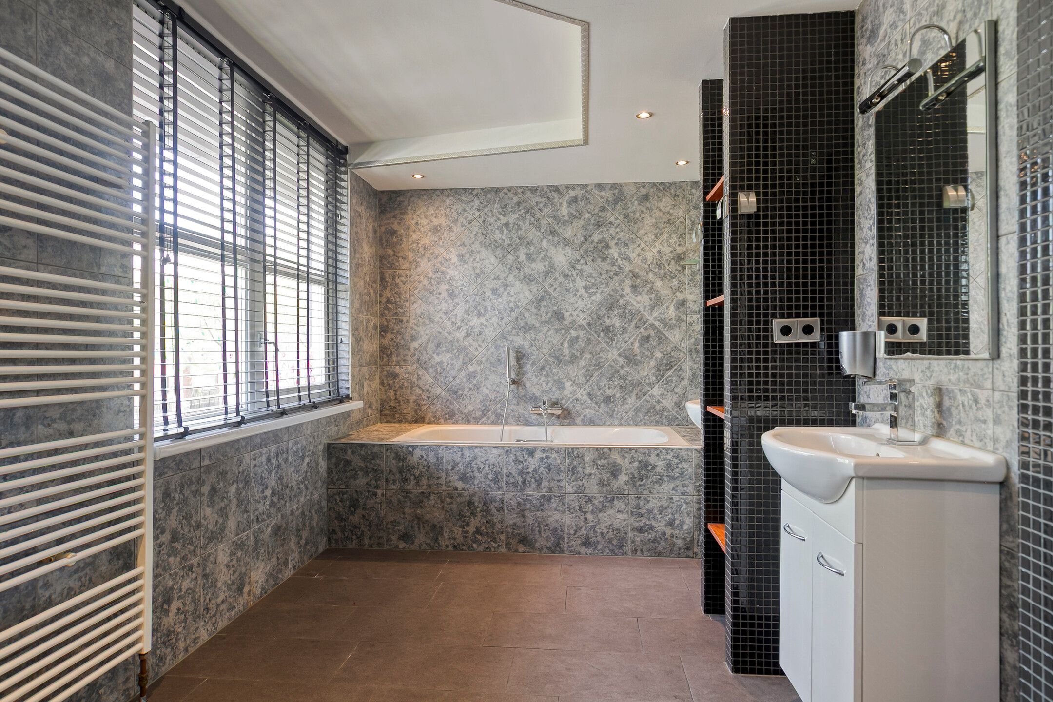 Foto 24 van A. Roland Holststraat 22