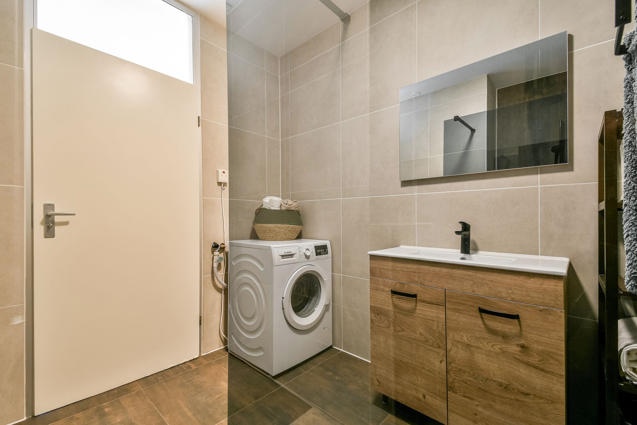 Fully Renovated Apartment with Private Parking in Green Amsterdam Location — 18